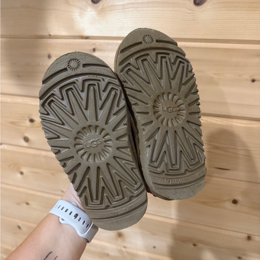 UGG Kids Tan Slippers with Red Trim - Picture 3 of 3